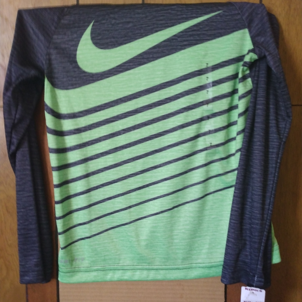 NWT Nike T